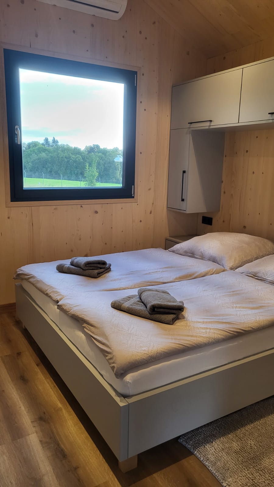 Schlafzimmer – Doppelbett und Stauraum
