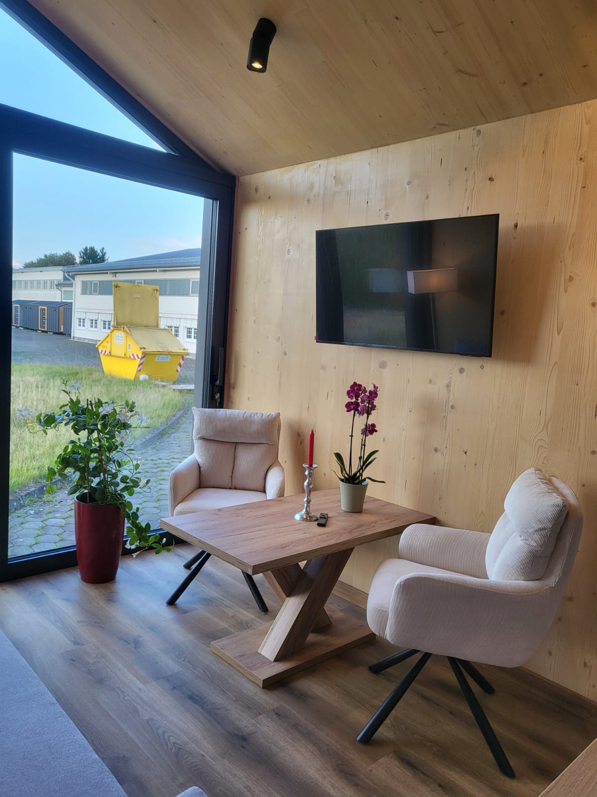 26 m² Tiny House – Wohnbereich in Massivholzbauweise