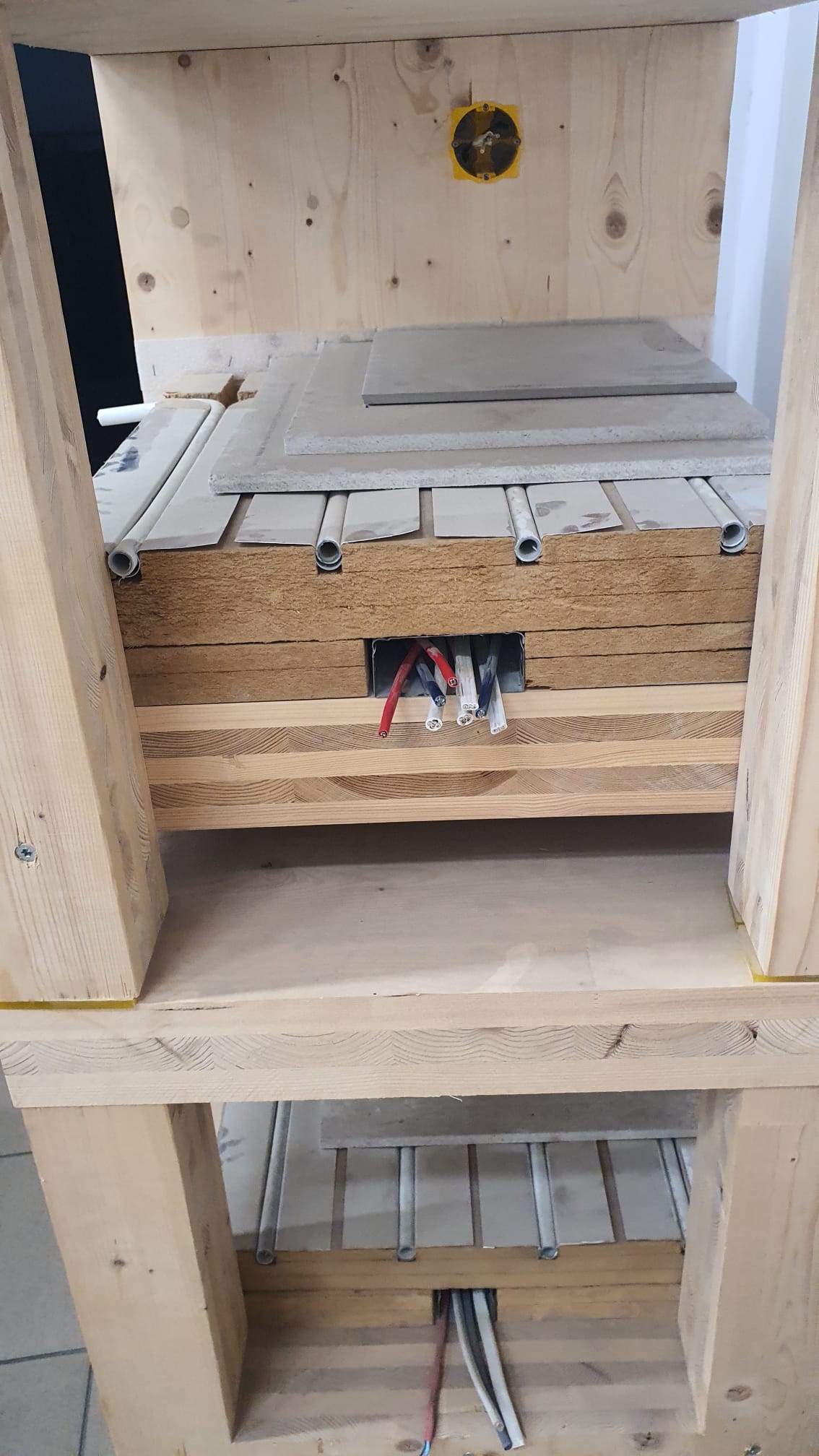 Technischer Aufbau – Dämmung, Installationsebenen und Leitungsführung (Beispiel)